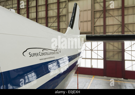 La storica passeggeri aerei Lockheed Super Constellation L-1049 "HB-RSC' durante la manutenzione in un hangar in Zurigo/Kloten. Foto Stock