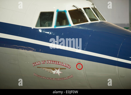 La storica passeggeri aerei Lockheed Super Constellation L-1049 "HB-RSC' durante la manutenzione in un hangar in Zurigo/Kloten. Foto Stock