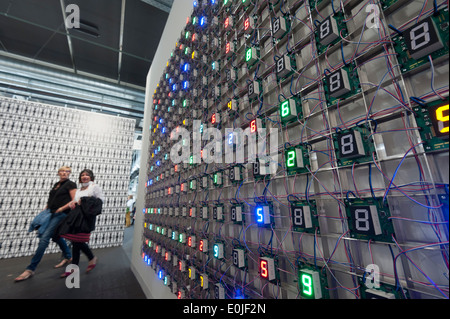 I visitatori sono passando da un opera esposta presso l'Art Basel 2013 a Basilea, in Svizzera. Foto Stock