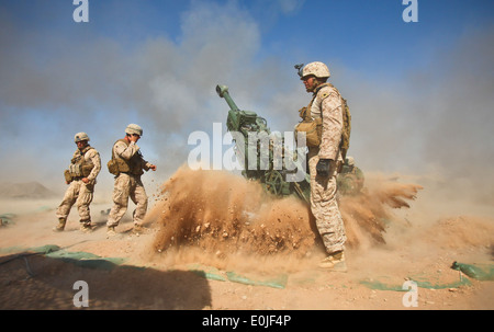 Un M777 obice calci rocce e polvere in aria dopo la cottura durante una recente missione. I marines con Charlie batteria, 1 Foto Stock