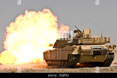 Un iracheno M1A1 Abrams serbatoio appartenenti alla società di 1°, 2° Reggimento, XXXIV brigata, nono esercito iracheno spara un colpo downrange in essere Foto Stock