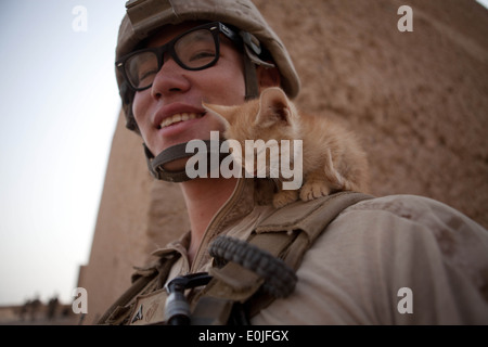 Stati Uniti Marine Corps Lance Cpl. Kowshon Ye, un videografo di combattimento con 1° Battaglione, 5 Marines, Regimental Combat Team 8, riproduce Foto Stock