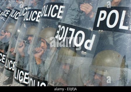 Polizia nazionale afgana treno in cerca ed apprensione le tecniche con Italiana Consulenti Carabineri dalla Missione della NATO per l'addestramento- Foto Stock