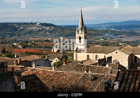 Il Luberon vista del paesaggio con una cattedrale di Bonnieux e Lacoste villaggio nel retro, Provenza, Francia Foto Stock