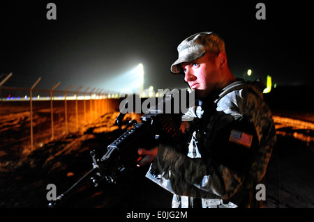 Senior Airman Joshua Terry, 407 Expeditionary le forze di sicurezza degli stati, pattuglia le ali di base della linea di volo, e il agosto 28, 2011, in Ira Foto Stock