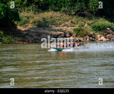 Pericoloso veloce motoscafo viaggia tra Huay Xai e Luang Prebang sul Mekong nel nord del Laos, Lao, sud-est asiatico Foto Stock