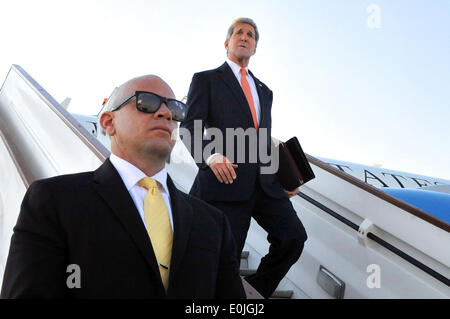 Il Segretario di Stato americano John Kerry passa una Forza Aerea Guardia di sicurezza come egli passi fuori il suo piano dopo arriva il 14 maggio 2014 a Londra, Regno Unito. Kerry è a Londra per una serie di incontri incentrati sul Medio Oriente, Siria, e l'Ucraina. Foto Stock