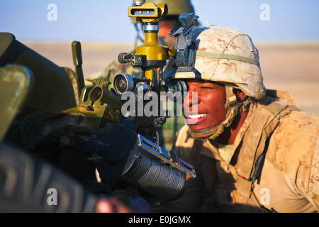 Cleveland personale nativo Sgt. Dawud Hakim, un plotone sergente con Charlie batteria, 1° Battaglione, XII Reggimento Marine, guarda th Foto Stock