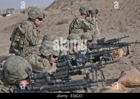 Paracadutisti del 2° plotone "pistoleri,' Baker Company a piedi downrange per controllare i loro gruppi di colpo durante una gamma zero a Com Foto Stock