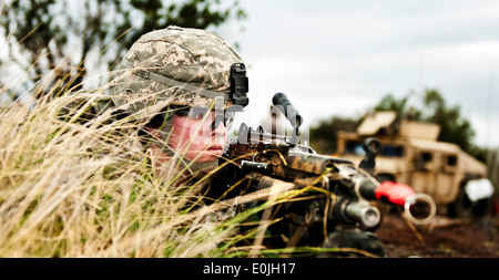 Un soldato assegnato alla 558th Polizia Militare Company, 728th MP Battaglione, 8 MP Brigata da Schofield Barracks, Hawaii, pr Foto Stock