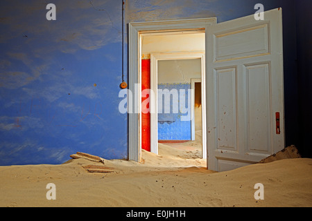Afrika, Namibia, Kolmannskuppe, Verlasse Haeuser voll sabbia Foto Stock