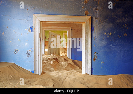 Afrika, Namibia, Kolmannskuppe, Verlasse Haeuser voll sabbia Foto Stock