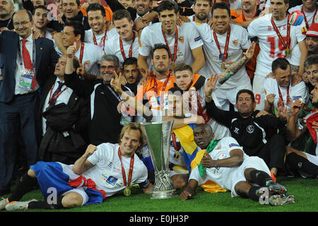 Torino, Italia. 14 Maggio, 2014. Sivilia i giocatori di celebrare con il trofeo alla fine della UEFA Europa League football match tra Sevilla FC e SL Benfica Calcio/Calcetto a Juventus Stadium il 14 maggio 2014 a Torino, Italia. Credito: Franco Romano/NurPhoto/ZUMAPRESS.com/Alamy Live News Foto Stock