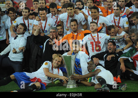 Torino, Italia. 14 Maggio, 2014. Sivilia i giocatori di celebrare con il trofeo alla fine della UEFA Europa League football match tra Sevilla FC e SL Benfica Calcio/Calcetto a Juventus Stadium il 14 maggio 2014 a Torino, Italia. Credito: Franco Romano/NurPhoto/ZUMAPRESS.com/Alamy Live News Foto Stock