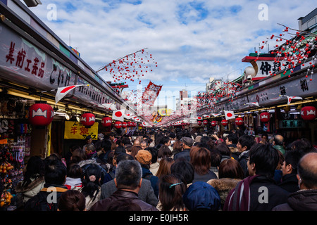 La folla al Tempio di Sensoji in Giappone Foto Stock