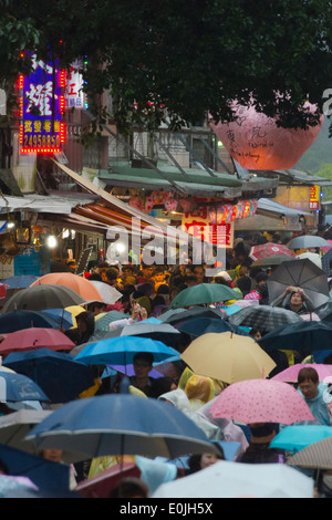 La folla in pioggia durante la festa delle lanterne, Shifen, Pingxi, Taiwan Foto Stock