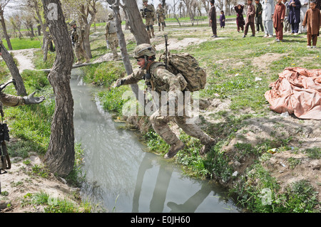 Stati Uniti Il personale dell'esercito Sgt. Andy breve, nativo di Odessa, Texas, e leader di squadra assegnato al terzo plotone, Apache Company salta sopra Foto Stock