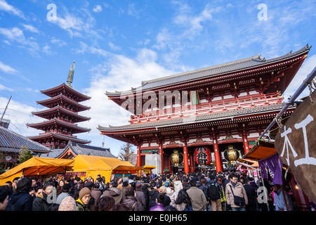 La folla al Tempio di Sensoji in Giappone Foto Stock