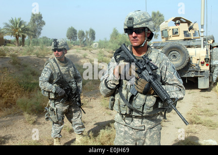 Sgt. David Howell, sinistra, di Elizabethtown, N.C., e Sgt. Michael Stanley di Burgaw, N.C., tirare la sicurezza mentre un affari civili Foto Stock