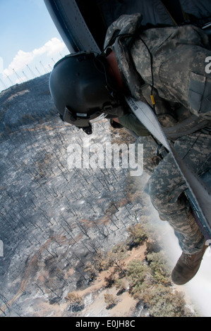 Sgt. Chris Boni, California esercito Guardia nazionale capo equipaggio da 1-140esimo battaglione aviazione (Air Assault) fuori Los Alamito Foto Stock