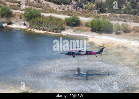 Due HH-60G Pave Hawk elicotteri da la 129Ala di salvataggio, Califorina Air National Guard, al di fuori del campo di Moffett e uno UH-60 Foto Stock