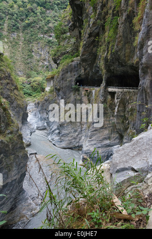 Strada sulla scogliera in montagna, Taroko National Park, Hualien, Taiwan Foto Stock