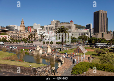 Paesaggio con il Castello di Buona Speranza fossato e il Municipio, Cape Town, Western Cape, Sud Africa Foto Stock