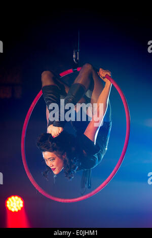 Brighton Spiegletent, Old Steine, Brighton, City of Brighton & Hove, East Sussex, Regno Unito. Lost in Transit Show è un mix di cabaret e teatro eseguito al Brighton Fringe 2014, Brighton Spiegeltent. In questa immagine, ackie le esegue il suo Cerceaux, Aerial hoop Act.15 maggio 2014. David Smith/Alamy Live News Foto Stock