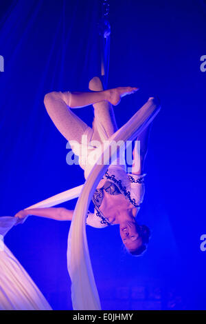 Brighton Spiegletent, Old Steine, Brighton, City of Brighton & Hove, East Sussex, Regno Unito. Lost in Transit Show è un mix di cabaret e teatro eseguito al Brighton Fringe 2014, Brighton Spiegeltent. 15 maggio 2014. David Smith/Alamy Live News Foto Stock