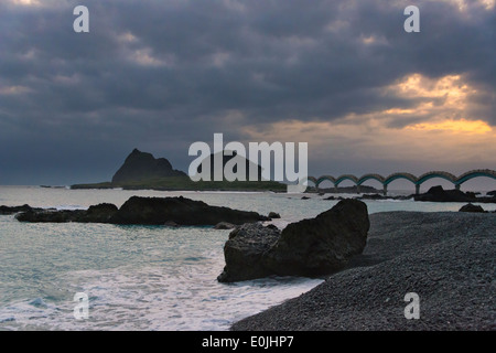 Eight-Arch Cross-Ocean Bridge all'alba, Sansiantai, Taitung County, Taiwan Foto Stock
