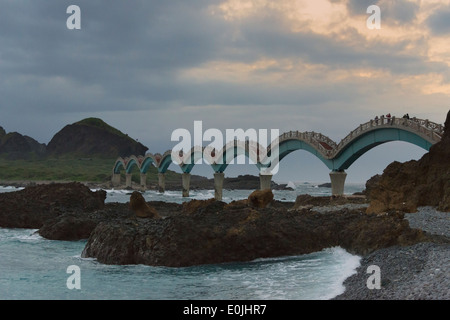 Eight-Arch Cross-Ocean Bridge all'alba, Sansiantai, Taitung County, Taiwan Foto Stock