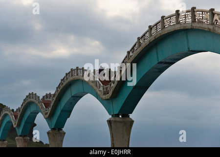 Eight-Arch Cross-Ocean Bridge all'alba, Sansiantai, Taitung County, Taiwan Foto Stock