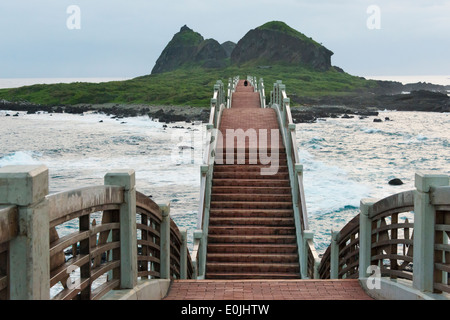 Eight-Arch Cross-Ocean Bridge all'alba, Sansiantai, Taitung County, Taiwan Foto Stock
