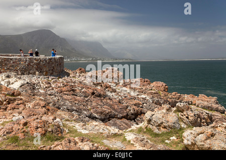 La costa rocciosa e whale watching view point a Hermanus, Western Cape, Sud Africa Foto Stock