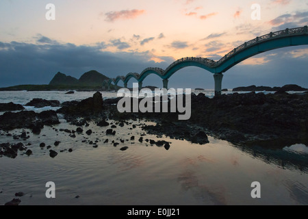 Eight-Arch Cross-Ocean Bridge all'alba, Sansiantai, Taitung County, Taiwan Foto Stock