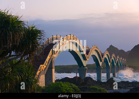 Eight-Arch Cross-Ocean Bridge all'alba, Sansiantai, Taitung County, Taiwan Foto Stock