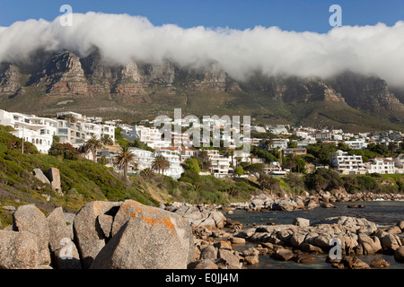 Dodici Apostoli Mountain Range e Camps Bay a Cape Town, Western Cape, Sud Africa Foto Stock