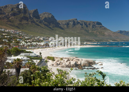 Dodici Apostoli la gamma della montagna e la spiaggia di Camps Bay a Cape Town, Western Cape, Sud Africa Foto Stock