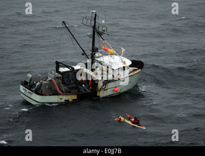 KODIAK, Alaska - Aviazione tecnico di sopravvivenza prima classe Chuck Ferrante, un crewman da un MH-60 elicottero Jayhawk da aria S Foto Stock