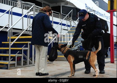 Camilla, un esplosivo rilevare canine, e sottufficiali di seconda classe Nicholas Heinen dalla sicurezza marittima e il Team di Sicurezza di nuovo Yo Foto Stock