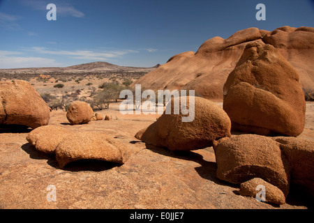Paesaggio con rocce intorno alla montagna di granito Spitzkoppe, Namibia, Africa Foto Stock