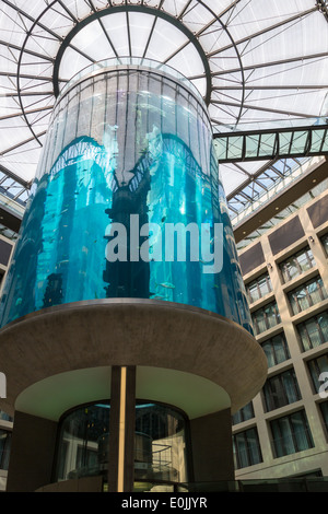 Enorme acquario blu nel Radisson Blu Hotel di Berlino in Germania. Foto Stock