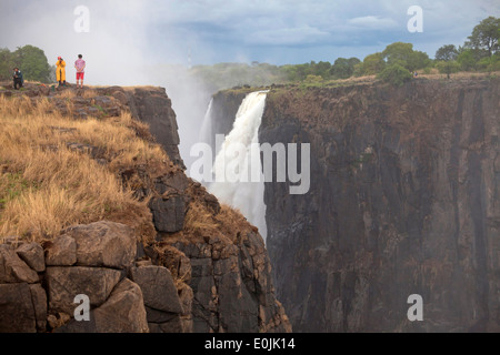 I turisti a Victoria Falls, Zimbabwe Africa Foto Stock