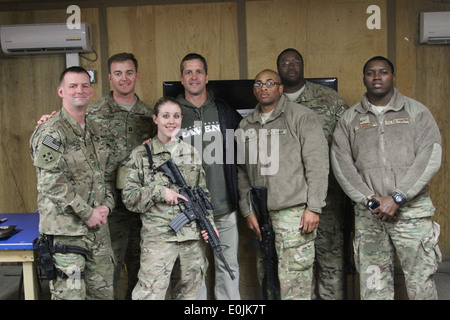 Baltimore Ravens head coach John Harbaugh in posa per una foto con i membri del servizio a Kandahar Airfield's Morale, benessere e Rec Foto Stock