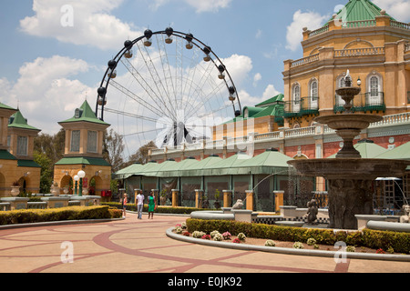 Ferries Wheel e Gold Reef City Casino e Hotel a Johannesburg Gauteng, Sud Africa e Africa Foto Stock