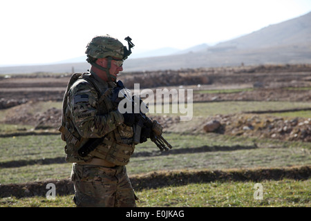 Stati Uniti Il personale dell'esercito Sgt. Christopher Williams, primo plotone, Apache Company, 2° Battaglione, quarta brigata di fanteria combattere la squadra, decimo M Foto Stock