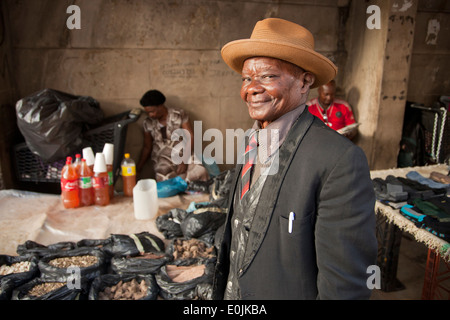 Il venditore presso il mercato di Johannesburg Gauteng, Sud Africa e Africa Foto Stock