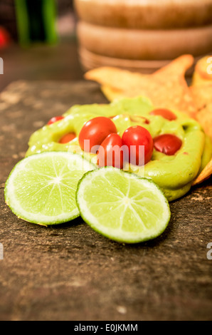 Nachos e guacamole dip, avocado Foto Stock