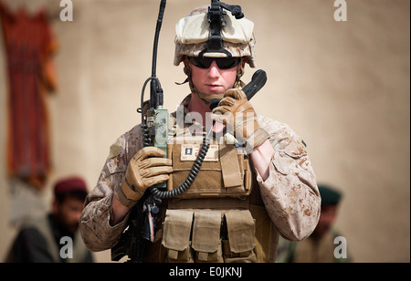 Stati Uniti Marine Capt. Owen Boyce, il comandante della sede e società di servizio, 3° Battaglione, 3° Reggimento Marine, un Foto Stock