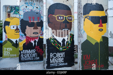 Dipinti di spietati dittatori di tutto il mondo su sezioni del muro di Berlino Berlino Germania. Foto Stock